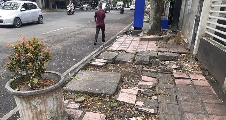 Kerusakan Jalan Raya di Indonesia: Dari Trotoar Rusak hingga Kecelakaan