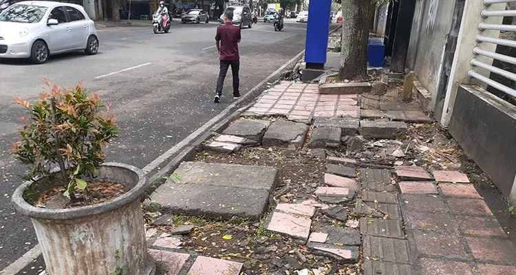 Kerusakan Jalan Raya di Indonesia: Dari Trotoar Rusak hingga Kecelakaan