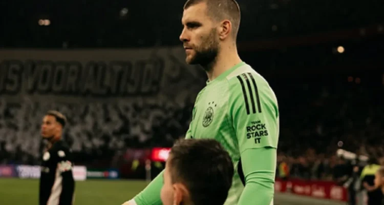 Maarten Paes Tampil Gemilang, Ajax Amsterdam Lolos ke UEFA Conference League