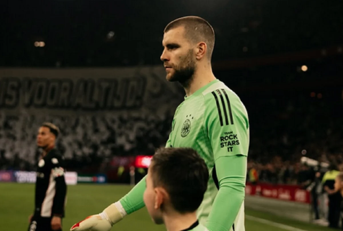 Maarten Paes Tampil Gemilang, Ajax Amsterdam Lolos ke UEFA Conference League