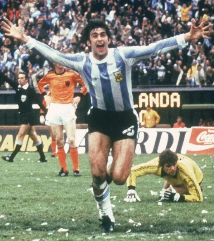 Mario Kempes dan Sejarah Piala Dunia 1978: Antara Kemenangan dan Bayangan Rezim Videla