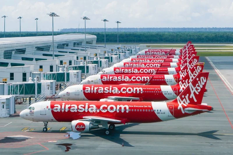Maskapai Penerbangan Menghadapi Tantangan: AirAsia Hapus Rute Langsung dan Fokus pada Efisiensi