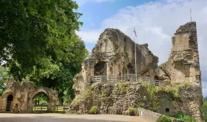 Petisi untuk Konservasi Knaresborough Castle Ditandatangani oleh 500 Orang