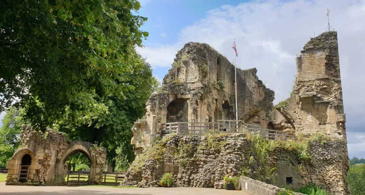 Petisi untuk Konservasi Knaresborough Castle Ditandatangani oleh 500 Orang
