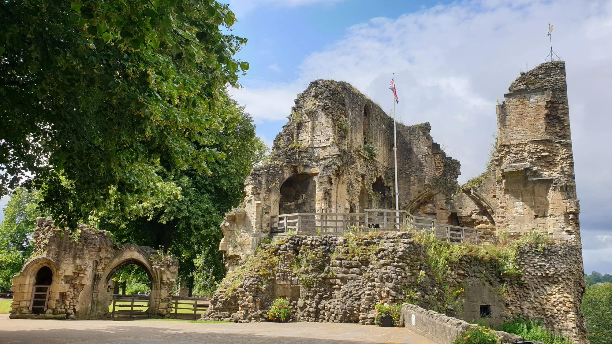 Petisi untuk Konservasi Knaresborough Castle Ditandatangani oleh 500 Orang