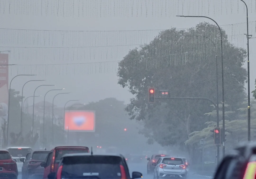 Prakiraan Cuaca Jawa Tengah dan Sekitarnya: Cerah hingga Berawan dengan Potensi Hujan Petir