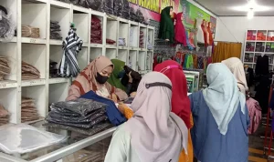 Toko Seragam Sekolah di Mamuju Tengah Ramai, Orang Tua Murid Belanja Perlengkapan Sekolah Anak