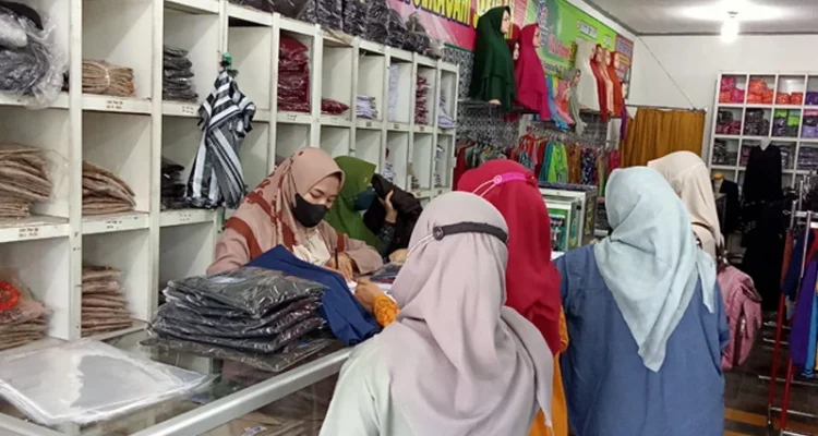 Toko Seragam Sekolah di Mamuju Tengah Ramai, Orang Tua Murid Belanja Perlengkapan Sekolah Anak