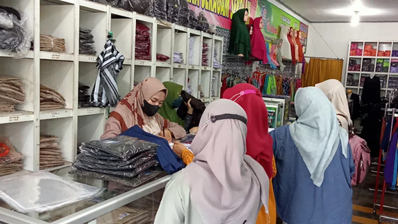 Toko Seragam Sekolah di Mamuju Tengah Ramai, Orang Tua Murid Belanja Perlengkapan Sekolah Anak