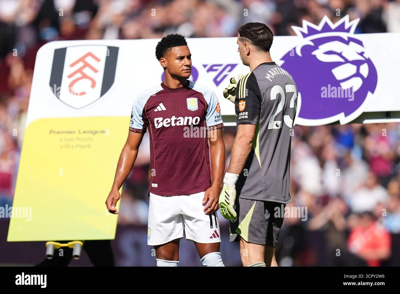 Aston Villa Dikepung: Emiliano Martinez dan Ollie Watkins Jadi Incaran Klub Besar