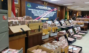 Don Ritto Dibawa ke Kejagung, 8 Koper dan Brankas Berisi Emas dan Uang Tunai Disita