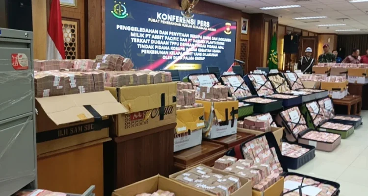 Don Ritto Dibawa ke Kejagung, 8 Koper dan Brankas Berisi Emas dan Uang Tunai Disita