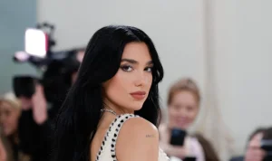 Dua Lipa: Dari Honeymoon Hingga Menghidupkan Buku-Buku Terlarang