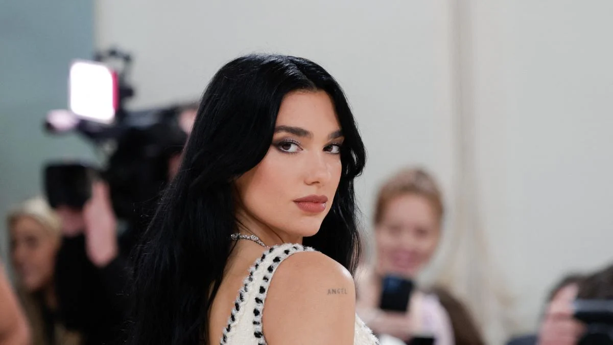 Dua Lipa: Dari Honeymoon Hingga Menghidupkan Buku-Buku Terlarang