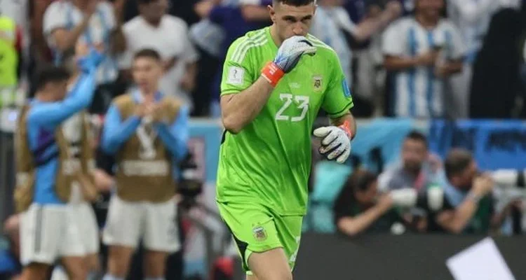 Emiliano Martinez Pertimbangkan Masa Depannya di Timnas Argentina Setelah Kekalahan di Piala Dunia 2026