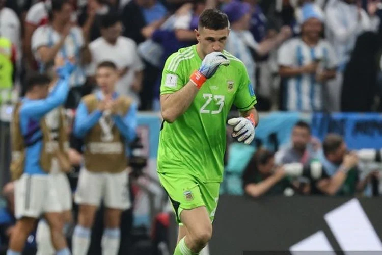 Emiliano Martinez Pertimbangkan Masa Depannya di Timnas Argentina Setelah Kekalahan di Piala Dunia 2026