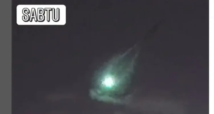 Fenomena Meteor yang Menghebohkan: Cahaya Hijau Kebiruan di Langit Jawa