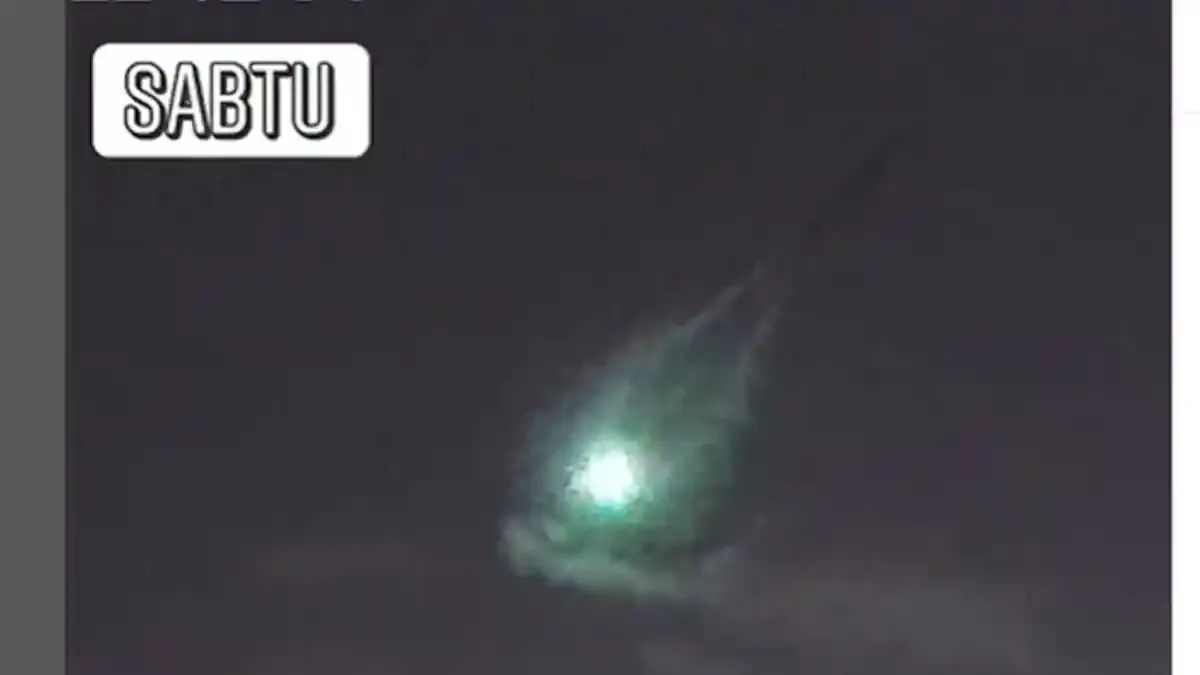 Fenomena Meteor yang Menghebohkan: Cahaya Hijau Kebiruan di Langit Jawa