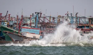 Gelombang Tinggi Mengancam Perairan Indonesia, Nelayan dan Masyarakat Pesisir Diminta Waspada