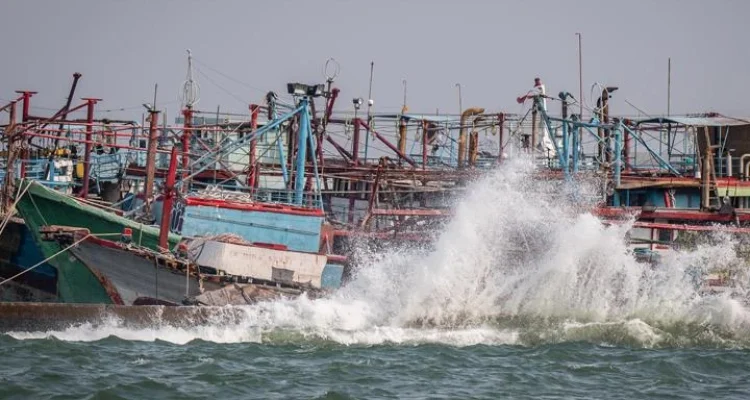 Gelombang Tinggi Mengancam Perairan Indonesia, Nelayan dan Masyarakat Pesisir Diminta Waspada