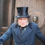 Johnny Depp Muncul di Comic-Con Sebagai Ebenezer Scrooge