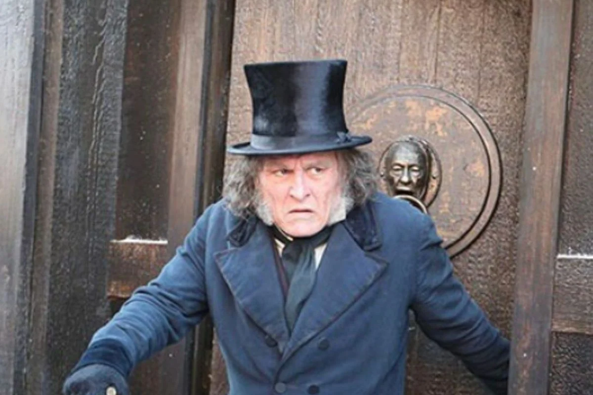 Johnny Depp Muncul di Comic-Con Sebagai Ebenezer Scrooge