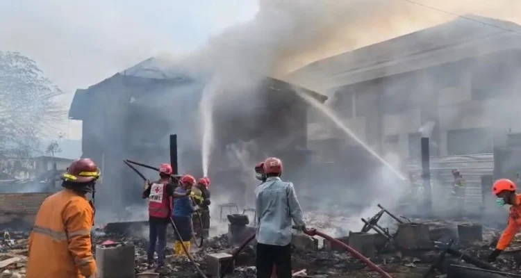 Kebakaran Hebat Melanda Kasepuhan Cipta Mulya Sukabumi, Ratusan Jiwa Terdampak