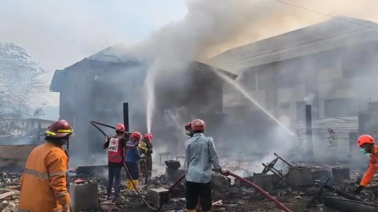 Kebakaran Hebat Melanda Kasepuhan Cipta Mulya Sukabumi, Ratusan Jiwa Terdampak