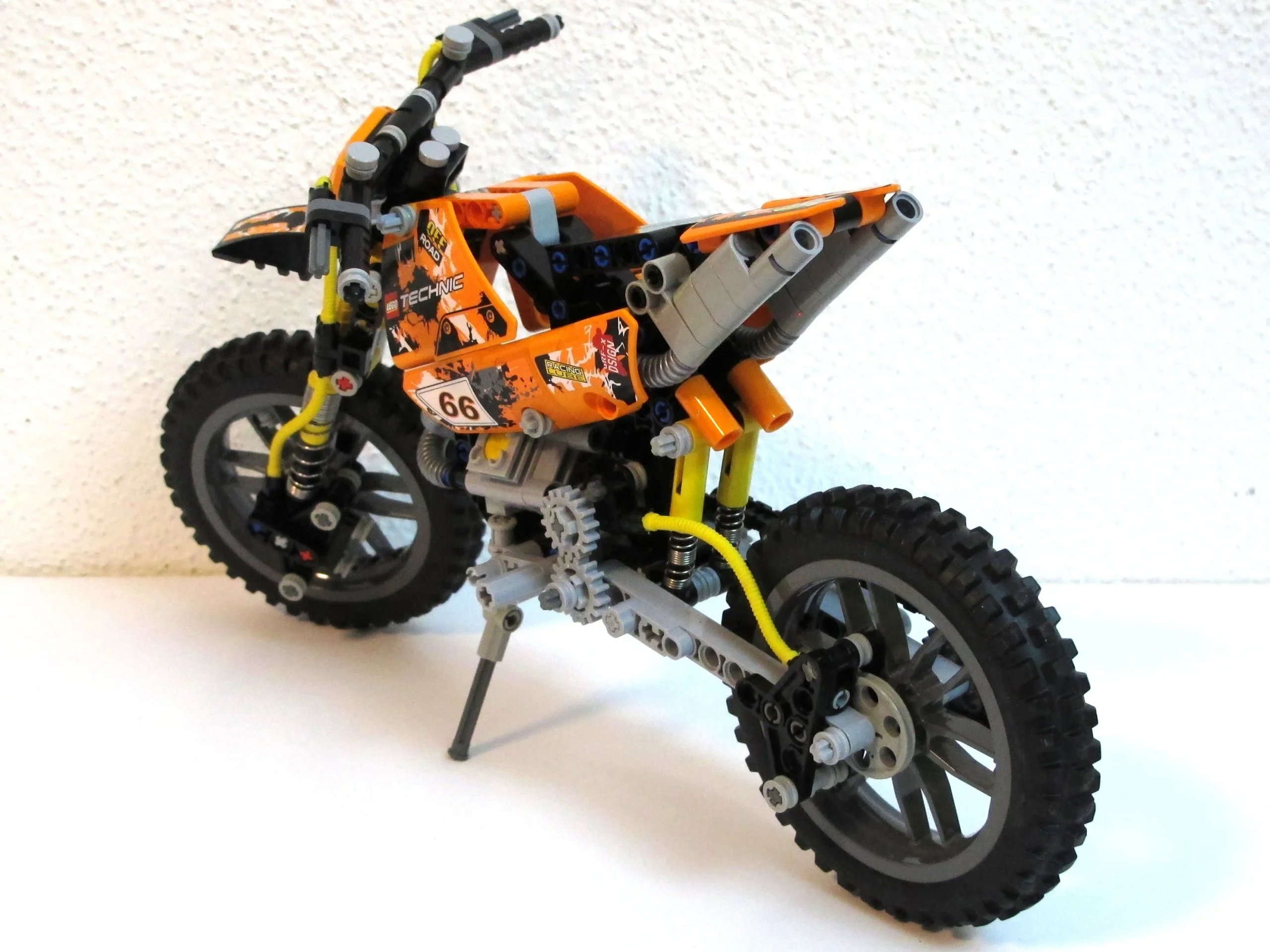 Kebangkrutan dan Kepulihan: Kisah LEGO dan KTM