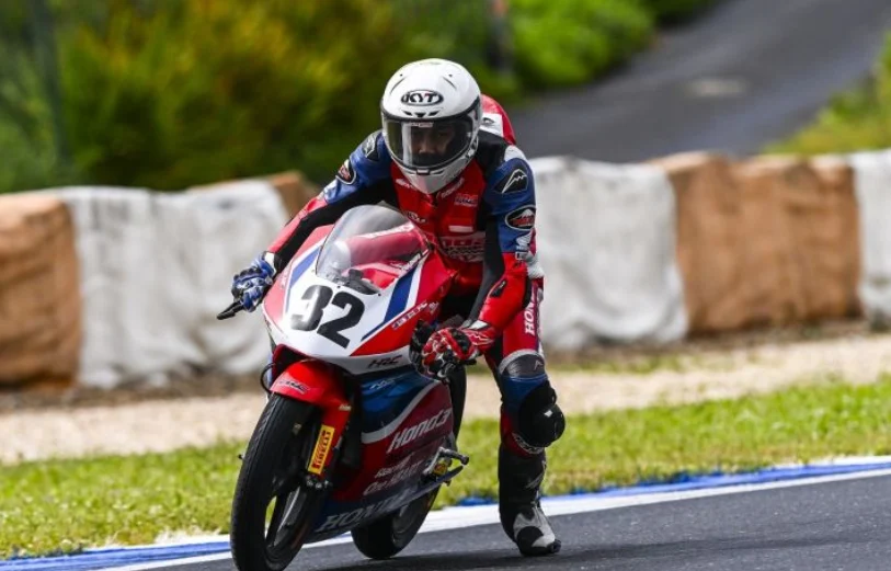 Kiandra Ramadhipa Raih Kemenangan di Red Bull Rookies Cup Sachsenring 2026