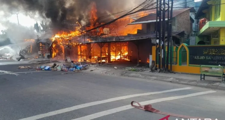 Kios di Indonesia: Antara Kebakaran, Penyegelan, dan Korupsi