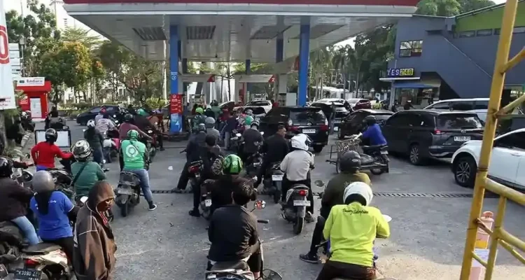 Krisis BBM di Sumatera Utara: Antrean Panjang dan Pemberhentian Sopir Truk Tangki