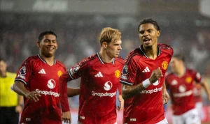 Manchester United Incar Manu Koné dan Crysencio Summerville