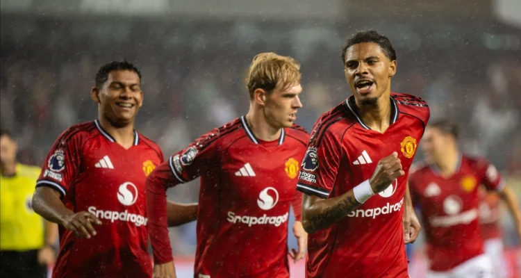 Manchester United Incar Manu Koné dan Crysencio Summerville