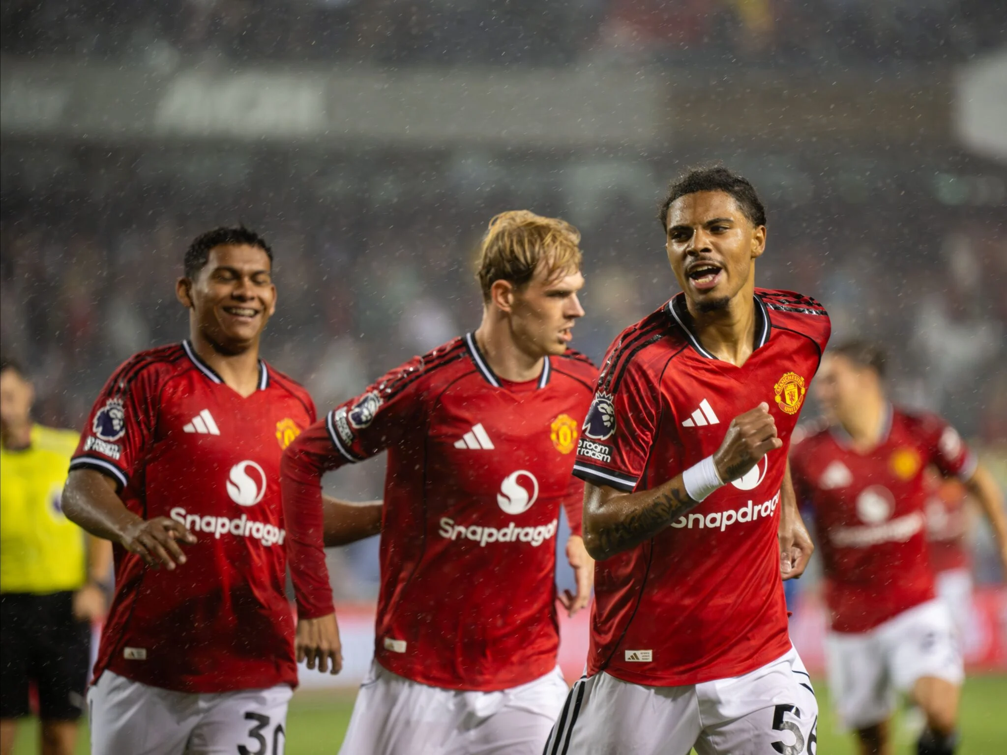 Manchester United Incar Manu Koné dan Crysencio Summerville