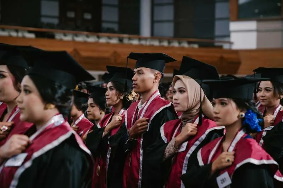 Masa Depan Pendidikan di Era AI: Beasiswa, Kampus Terbaik, dan Tradisi Wisuda