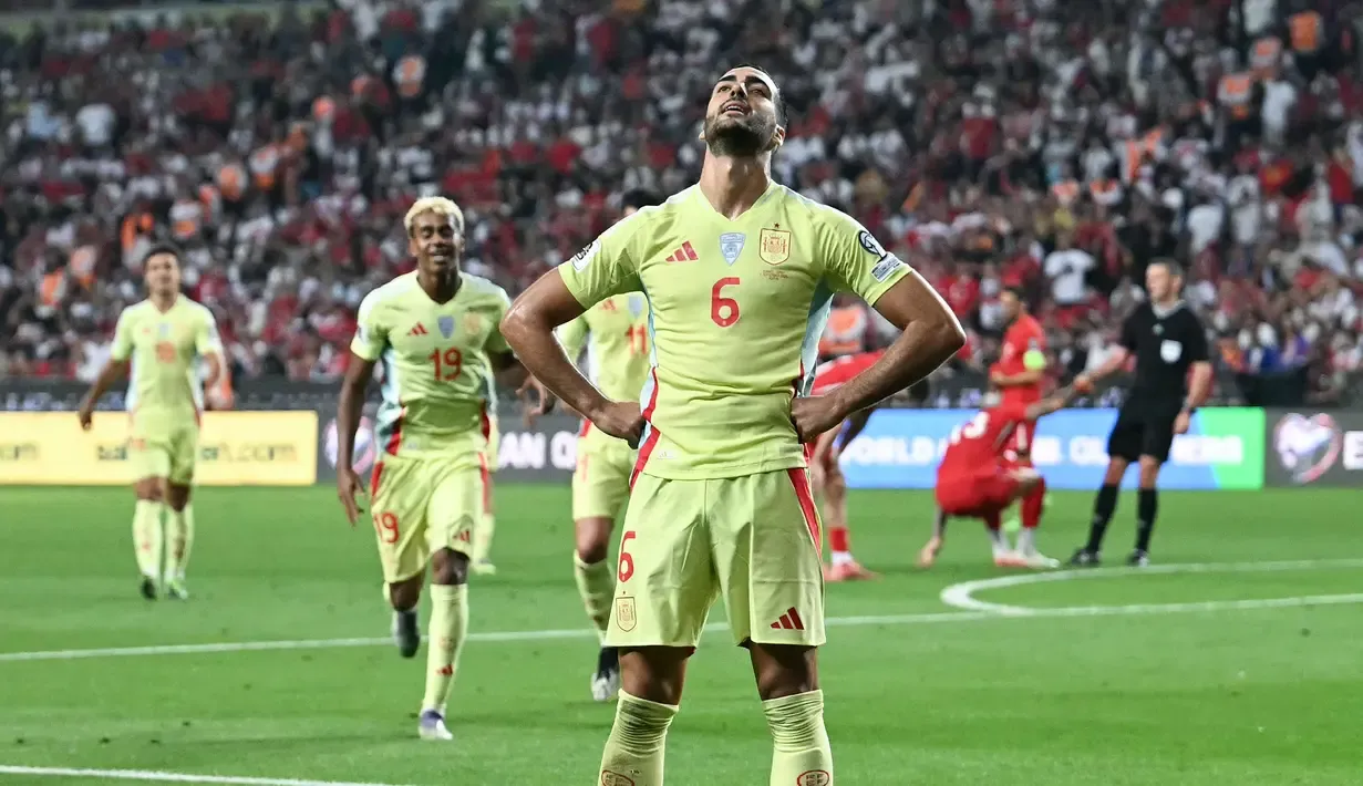 Mikel Merino Bagikan Foto Anjingnya Mengenakan Medali Juara Piala Dunia 2026