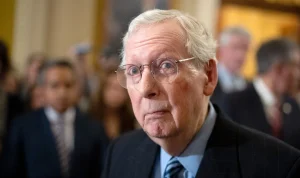 Mitch McConnell Menghadapi Spekulasi Kesehatan Setelah Foto 'Bukti Kehidupan' Dirilis