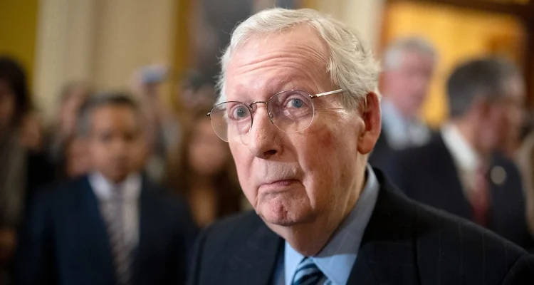 Mitch McConnell Menghadapi Spekulasi Kesehatan Setelah Foto 'Bukti Kehidupan' Dirilis