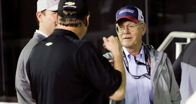 NASCAR, Gaji CEO, dan Keresahan Penggemar: Tinjauan Berita Hari Ini
