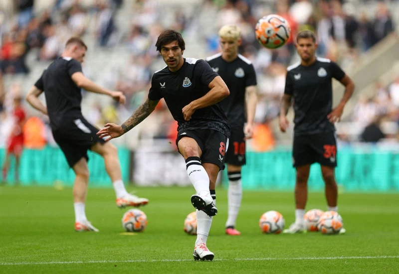 Newcastle United Hadapi Persaingan Sengit untuk Pemain AC Milan