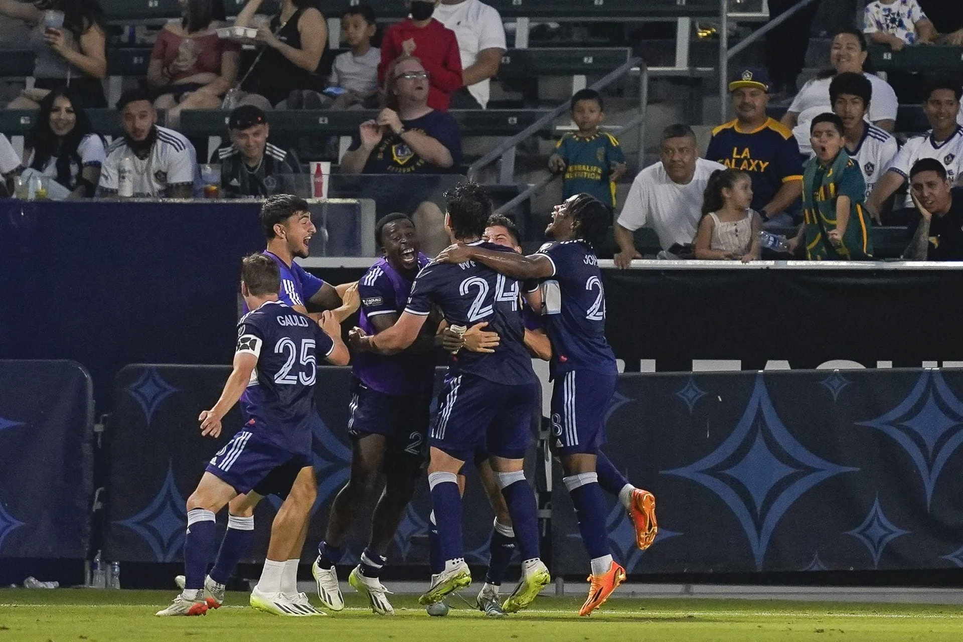 Pertandingan MLS Antara Chicago Fire dan Vancouver Whitecaps Ditunda Akibat Kabut Asap