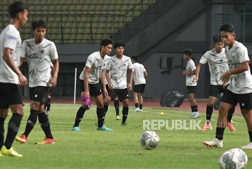 Pertandingan Persahabatan Seru: Dari Ajax hingga Timnas Indonesia U-17