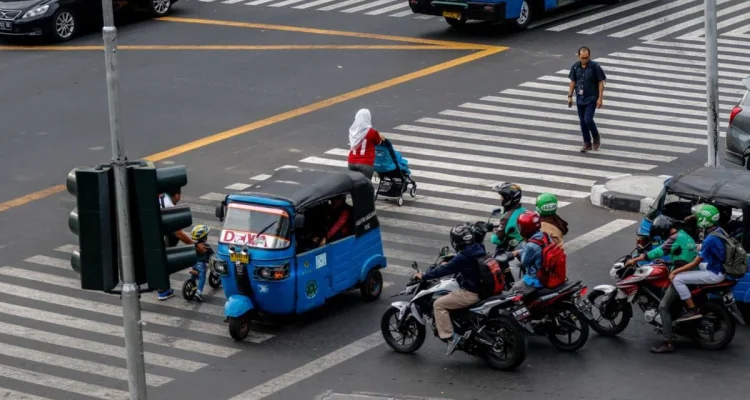 Polisi Lalu Lintas: Sistem Tilang Elektronik dan SIM Digital untuk Meningkatkan Kepatuhan dan Keselamatan