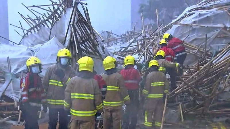 Topan Noul Menghantam Hong Kong, 2 Pekerja Terjebak di Scaffold 85m di Atas Tanah