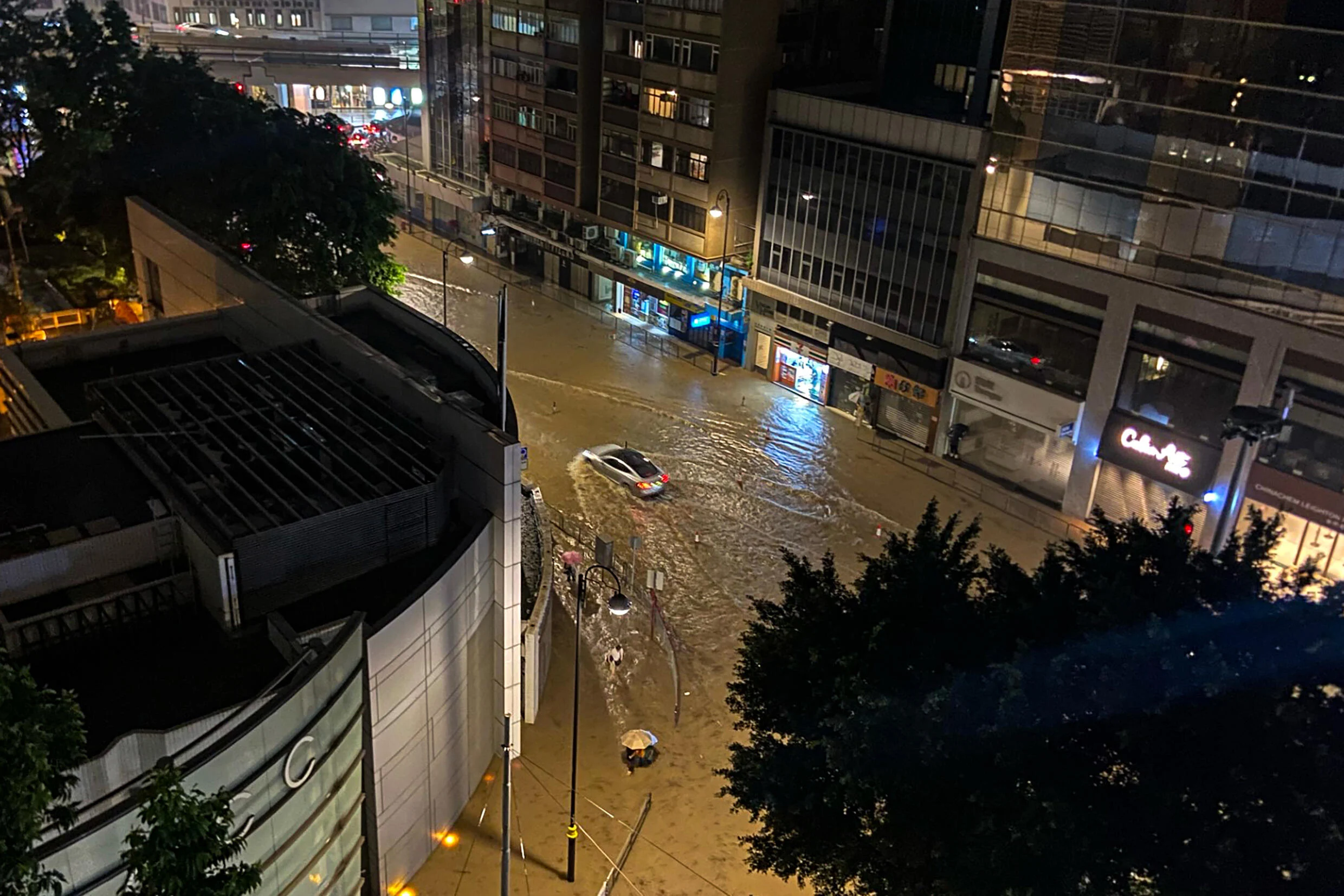 Typhoon Noul Menghantam Hong Kong: Hotel Tetap Beroperasi Meski Bencana Alam