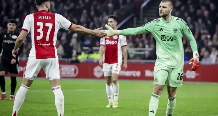 Vojvodina vs Ajax: Maarten Paes Tampil Solid dalam Kemenangan 4-1