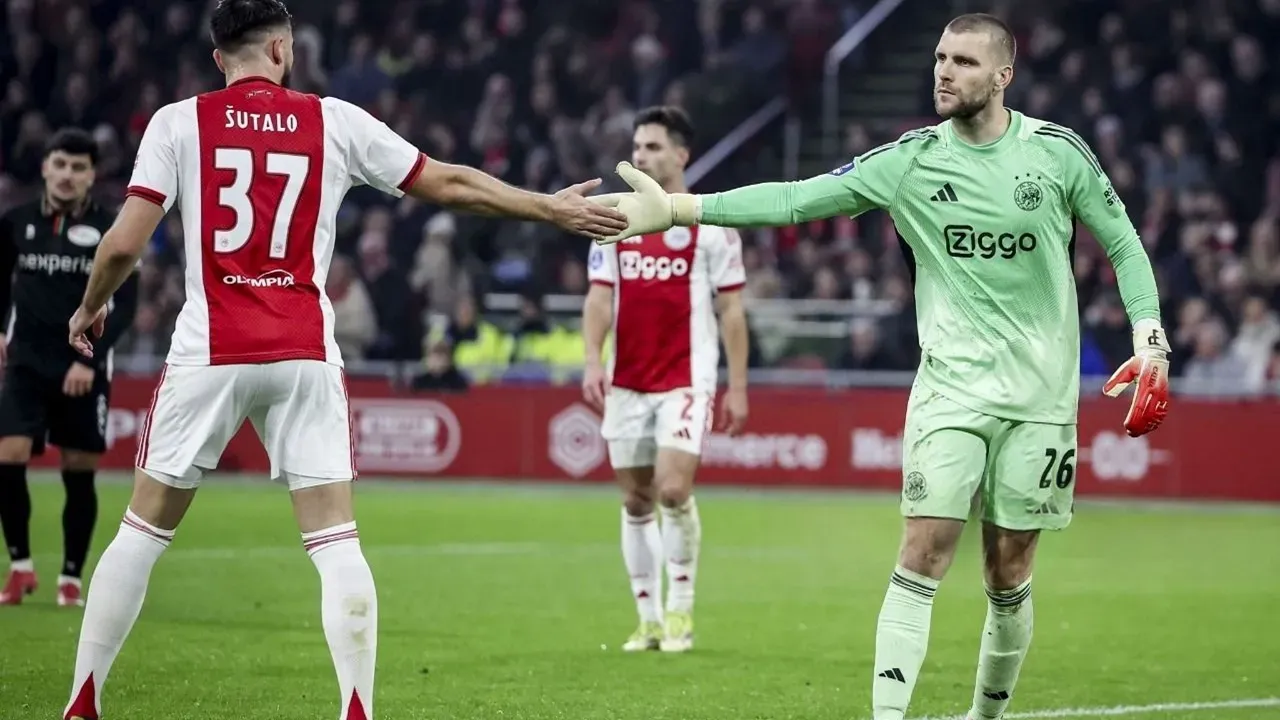 Vojvodina vs Ajax: Maarten Paes Tampil Solid dalam Kemenangan 4-1