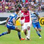 Ajax Menang 2-0 atas PEC Zwolle: Kemenangan yang Diraih dengan Bantuan Lawan