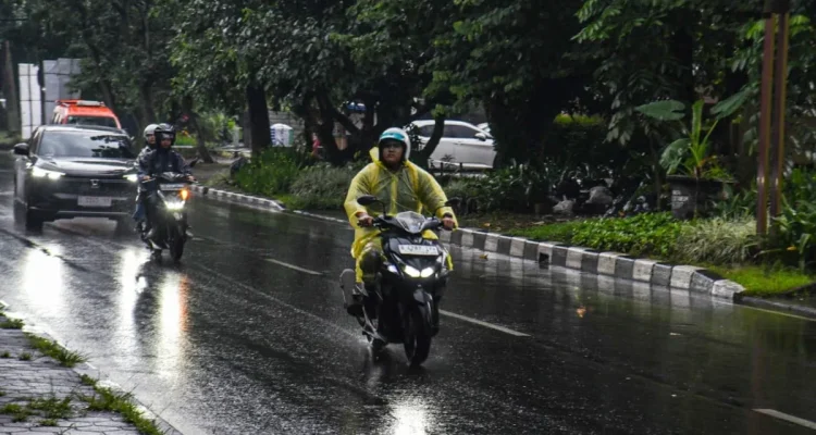 Cuaca Bandung Cerah, Dua Pengendara Menempuh 1.945 Kilometer Untuk Menyalurkan Bantuan